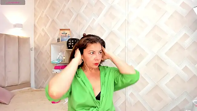 Snapshot of Clhoe_Johnson chatting on July 16, 2026, 12:57 pm Clhoe Johnson online show from July 16, 2026, 12:57 pm