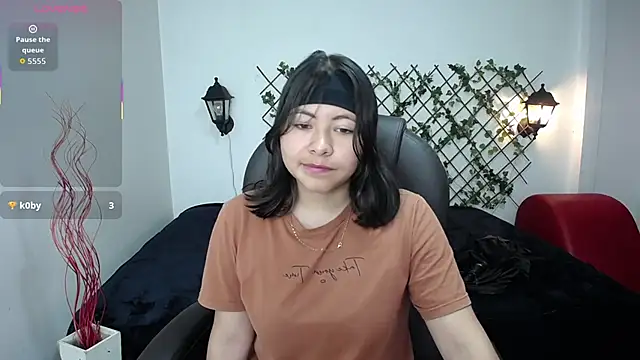 Snapshot of Louisa__clare chatting on November 11, 2025, 12:05 am Louisa clare online show from November 11, 2025, 12:05 am