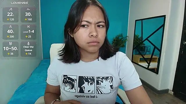 Snapshot of Louisa__clare chatting on December 13, 2025, 11:33 pm Louisa clare online show from December 13, 2025, 11:33 pm