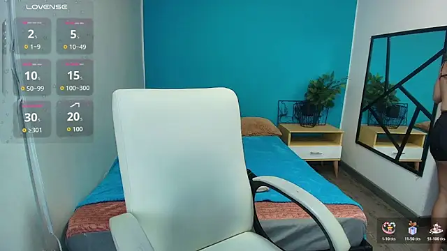 Snapshot of Louisa__clare chatting on December 16, 2025, 10:58 pm Louisa clare online show from December 16, 2025, 10:58 pm