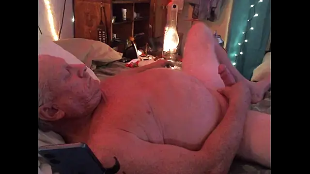 Snapshot of Pussyeat2please chatting on December 4, 2025, 8:35 am Pussyeat2please online show from December 4, 2025, 8:35 am