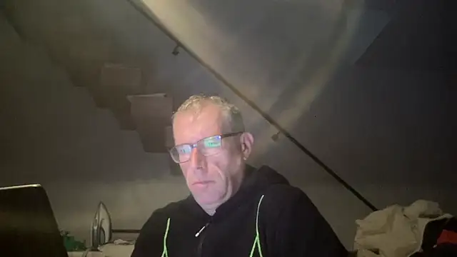 choupipat1 online show from October 2, 2025, 5:33 am