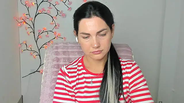 Snapshot of Lune_Moon chatting on July 2, 2026, 7:14 am Lune Moon online show from July 2, 2026, 7:14 am