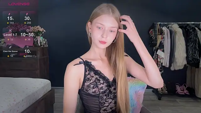 holylisssa online show from October 12, 2025, 5:25 pm