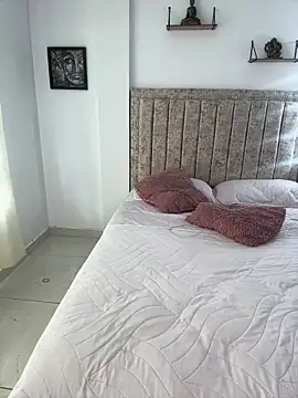 EmiilyEvans  online show from September 18, 2025, 7:50 pm