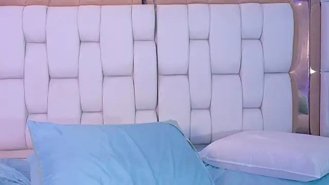 cutepetitee online show from November 12, 2025, 7:56 am