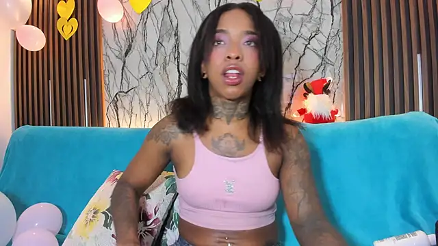 Snapshot of Pauline_Fox chatting on November 28, 2025, 1:50 am Pauline Fox online show from November 28, 2025, 1:50 am