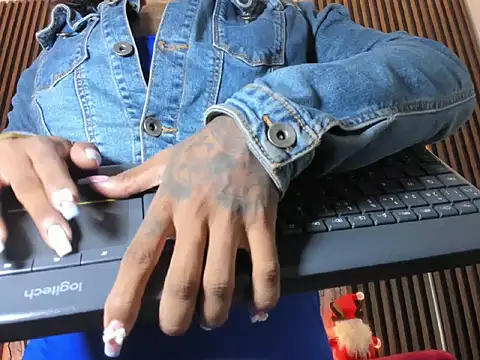 Snapshot of Pauline_Fox chatting on December 5, 2025, 3:05 am Pauline Fox online show from December 5, 2025, 3:05 am