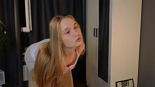 Snapshot of lisa_schiele chatting on October 6, 2025, 8:53 pm lisa schiele online show from October 6, 2025, 8:53 pm