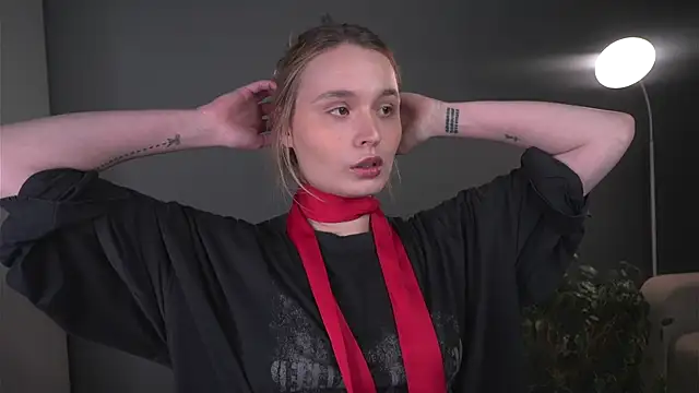 Snapshot of lisa_schiele chatting on December 15, 2025, 8:03 pm lisa schiele online show from December 15, 2025, 8:03 pm