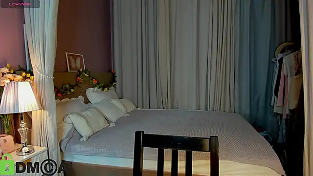 Agnes Wells online show from November 2, 2025, 9:25 am