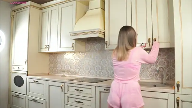 DarelleFaux online show from September 26, 2025, 3:35 am