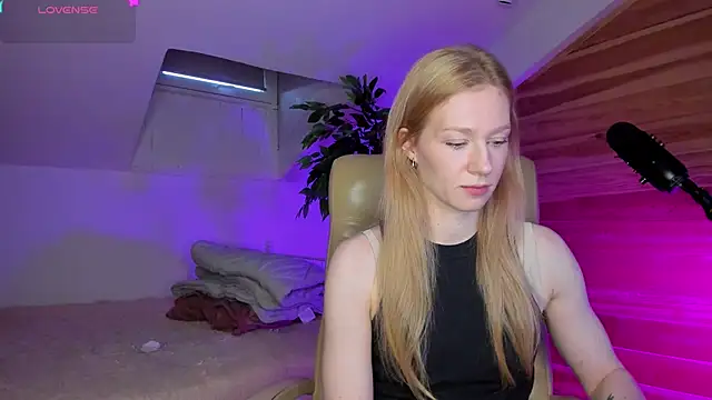 AuroraShoww online show from November 22, 2025, 12:59 pm