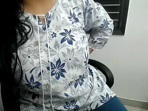 Snapshot of Roshi_Love chatting on June 2, 2026, 4:40 pm Roshi Love online show from June 2, 2026, 4:40 pm