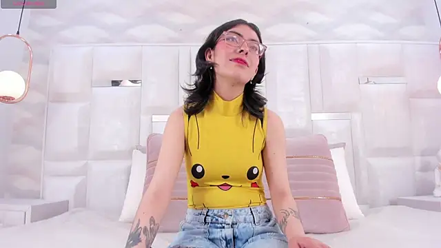 Im Molly Angel online show from October 27, 2025, 8:10 pm