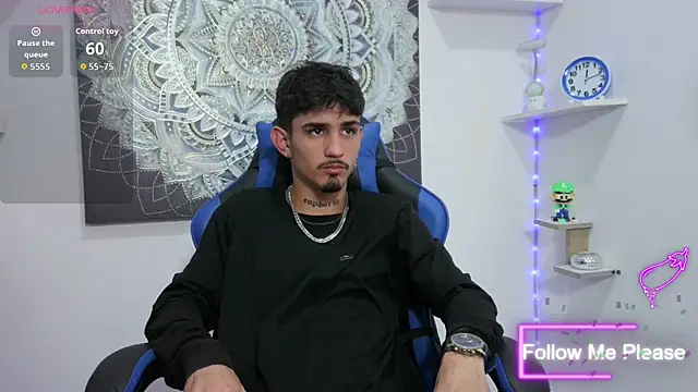 nextboywell1 online show from April 17, 2026, 3:53 am