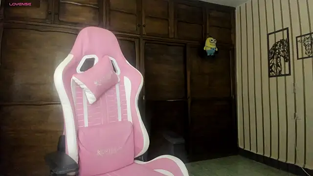 Snapshot of Luisa_Red chatting on April 15, 2026, 2:28 am Luisa Red online show from April 15, 2026, 2:28 am