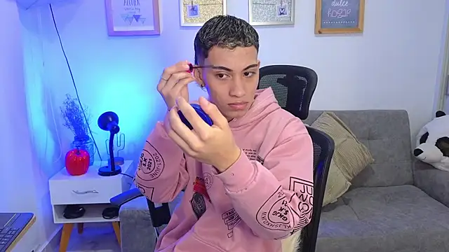 Snapshot of yulian_vasquez chatting on November 14, 2025, 12:20 pm yulian vasquez online show from November 14, 2025, 12:20 pm