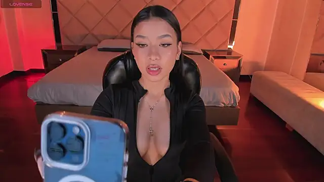 Snapshot of SophieHouston_ chatting on March 8, 2026, 4:05 am SophieHouston online show from March 8, 2026, 4:05 am