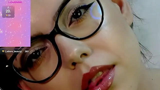 Snapshot of KaylaLewys chatting on March 6, 2026, 6:58 pm KaylaLewys online show from March 6, 2026, 6:58 pm