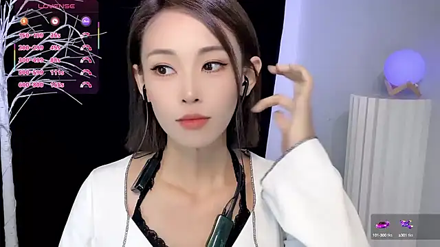 xiaoyue8888 online show from September 24, 2025, 1:13 am