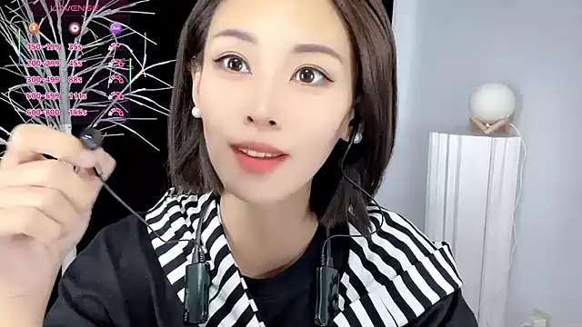 xiaoyue8888 online show from October 3, 2025, 2:04 am