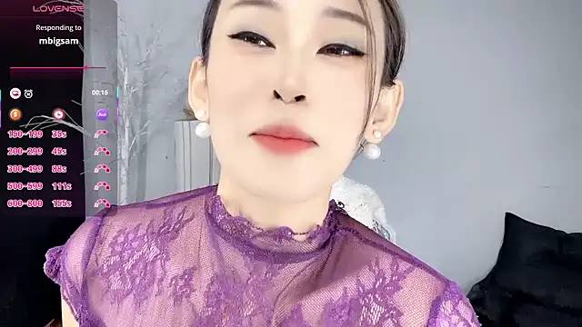 xiaoyue8888 online show from November 28, 2025, 3:07 am