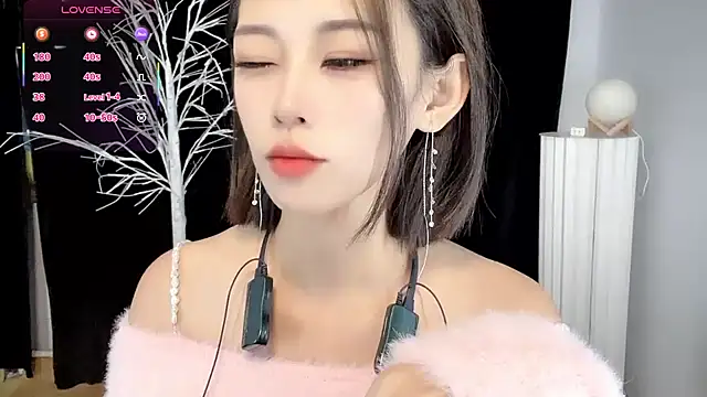 xiaoyue8888 online show from October 24, 2025, 1:26 am