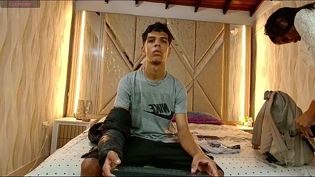 Hotcouple 222 online show from December 20, 2025, 7:22 am