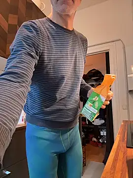 Snapshot of SexyLeon8 chatting on December 18, 2025, 8:19 am SexyLeon8 online show from December 18, 2025, 8:19 am