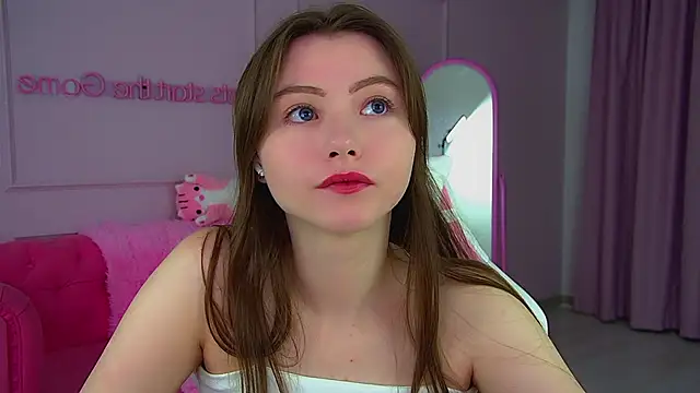 KeiraAsti online show from September 24, 2025, 8:04 pm