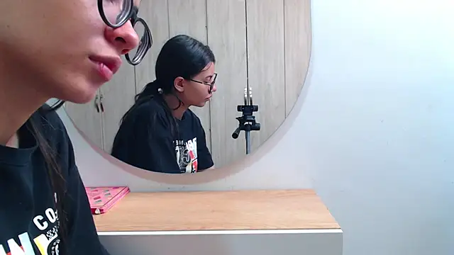 pinky f00x online show from March 12, 2026, 7:40 pm