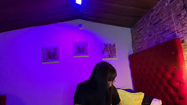 Victoria Thompson1 online show from November 13, 2025, 8:35 pm