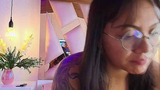 Victoria Thompson1 online show from September 19, 2025, 5:28 pm