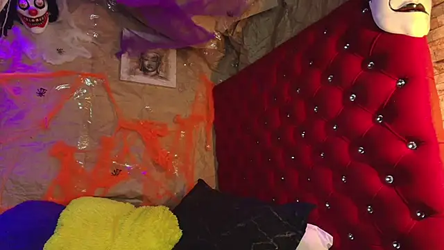 Victoria Thompson1 online show from November 5, 2025, 8:23 pm