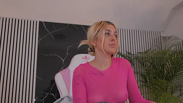 Snapshot of daisyblushh chatting on November 22, 2025, 5:01 pm daisyblushh online show from November 22, 2025, 5:01 pm