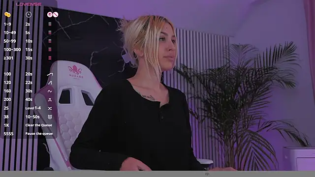 Snapshot of daisyblushh chatting on November 14, 2025, 5:38 pm daisyblushh online show from November 14, 2025, 5:38 pm