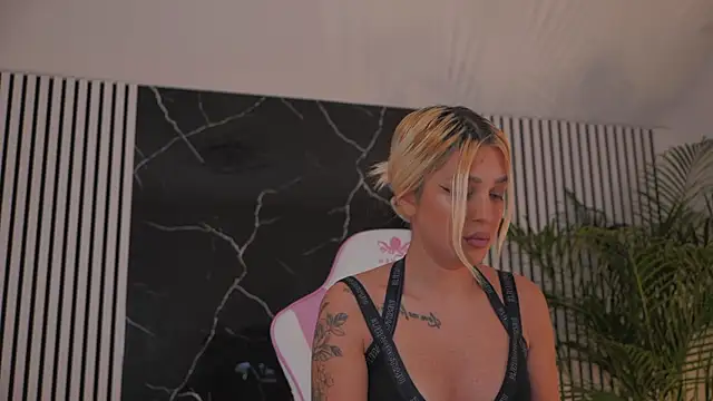 Snapshot of daisyblushh chatting on November 27, 2025, 5:13 pm daisyblushh online show from November 27, 2025, 5:13 pm