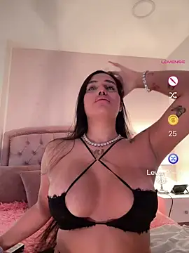 Snapshot of Bella__Wood chatting on April 23, 2026, 8:32 pm Bella Wood online show from April 23, 2026, 8:32 pm