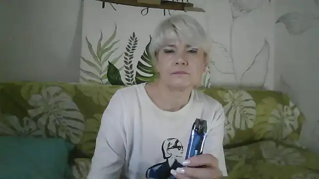 Catty Lady online show from November 18, 2025, 6:33 pm