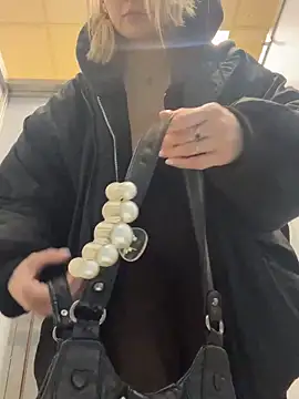 Snapshot of softlyblessed chatting on September 21, 2025, 5:51 pm softlyblessed online show from September 21, 2025, 5:51 pm