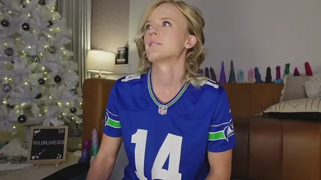 Snapshot of Taylorlove303 chatting on December 18, 2025, 11:03 am Taylorlove303 online show from December 18, 2025, 11:03 am