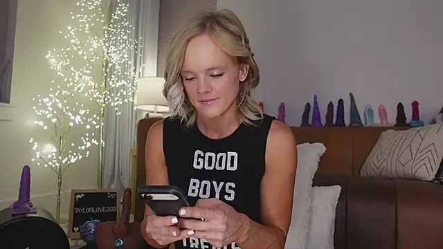 Snapshot of Taylorlove303 chatting on January 7, 2026, 10:53 am Taylorlove303 online show from January 7, 2026, 10:53 am