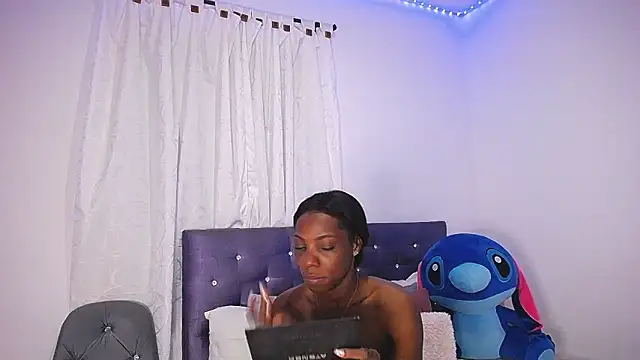 BryanaSmith21 online show from October 21, 2025, 1:32 pm