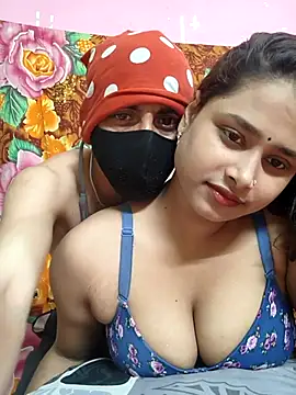 Snapshot of Seducing_couple chatting on June 3, 2026, 4:02 am Seducing couple online show from June 3, 2026, 4:02 am