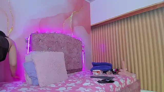 Snapshot of violet_taylor_ chatting on November 3, 2025, 2:28 am violet taylor online show from November 3, 2025, 2:28 am