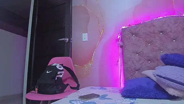 Snapshot of violet_taylor_ chatting on November 1, 2025, 2:40 am violet taylor online show from November 1, 2025, 2:40 am