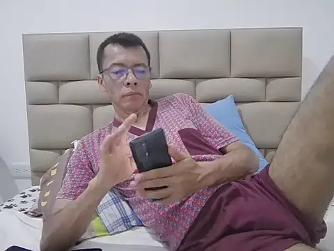 Snapshot of skinnylatino51 chatting on November 1, 2025, 12:28 am skinnylatino51 online show from November 1, 2025, 12:28 am