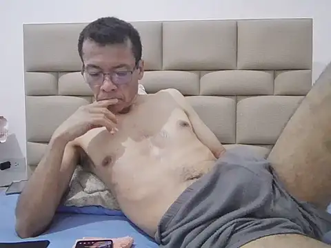 Snapshot of skinnylatino51 chatting on November 16, 2025, 1:21 am skinnylatino51 online show from November 16, 2025, 1:21 am