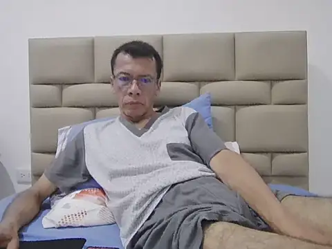 Snapshot of skinnylatino51 chatting on November 10, 2025, 12:15 am skinnylatino51 online show from November 10, 2025, 12:15 am